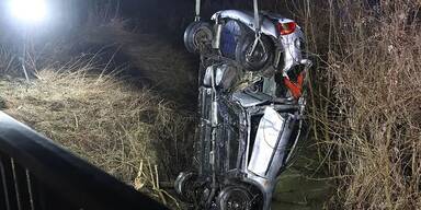 Auto landete in Bach