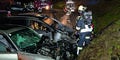Autowrack und zwei Feuerwehrmänner