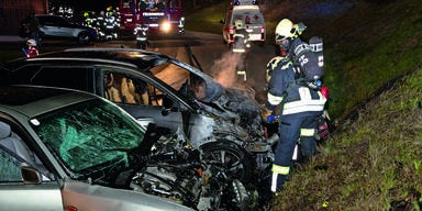 Autowrack und zwei Feuerwehrm&auml;nner