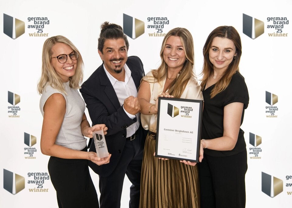 Jubel beim Marketing-Team der Gasteiner Bergbahnen: von links Melanie Haslinger (Online Marketing & CRM), Markus Papai (Bereichsleitung Marketing & Kommunikation), Nina Schernthaner (Social Media), Dagmara Mayer (Web- & Performance Marketing).