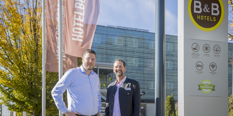 CEO Central and Northern Europe, Max C. Luscher (Li) Betreiber des B&B Hotel Salzburg-Nord, Roland Pernkopf (Re)