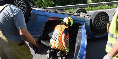 Lenker wurde unwohl: Auto blieb nach Crash am Dach liegen