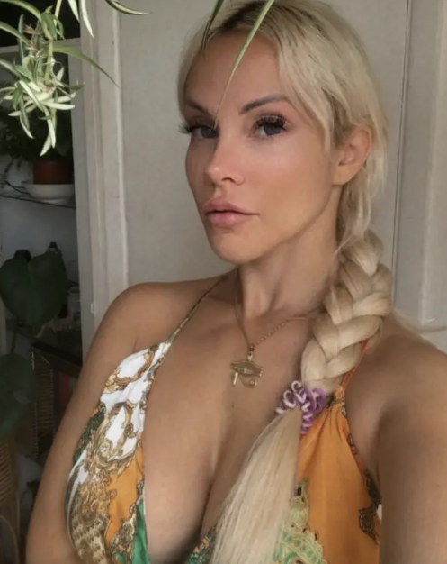 Facebook / Stella Paris