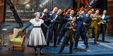 "Die lustige Witwe" mit schr&auml;ger B&uuml;hne & ein Hauch Dior