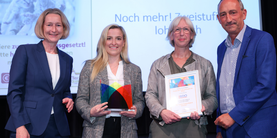 BDO Fundraising Award: Neuspender*innen-Kampagne des Jahres, TierQuarTier Wien und fundofficeBarbara Fahringer-Postl (BDO), Lena Kurmayer (TierQuarTier), Elisabeth Reiter (fundoffice), Günther Lutschinger (FVA Geschäftsführer) 