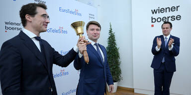 Kopie von CFO Lars Mosdorf, CEO Ivo Ivanovski und Börse-CEO Christoph Boschan beim "Bell Ringing".