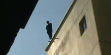 Selbstm&ouml;rderin f&auml;llt aus 6. Stock auf Retter