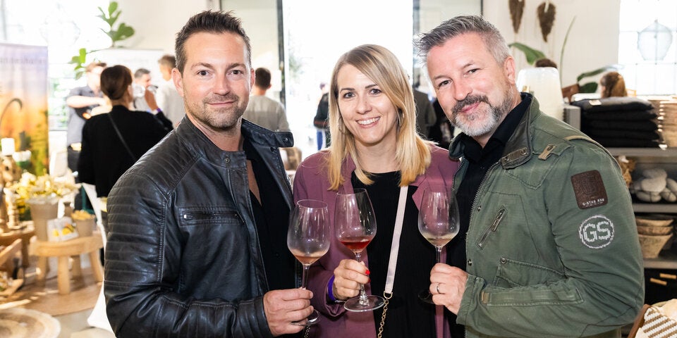 Christian Walter, Ulrike und Mario Hausecker beim entspannten Kosten.