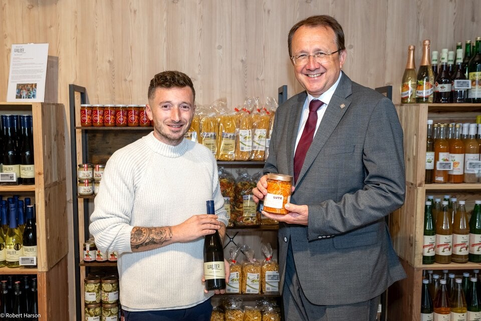Matthias Stadler, Bürgermeister von St. Pölten (r.), heißt den frischgebackenen Kaufmann Leutrim Metoski (l.) willkommen.