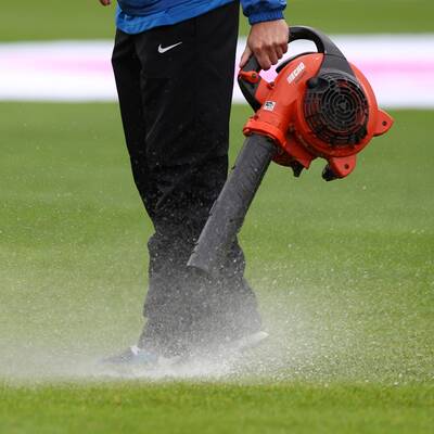 Die Tore zum 2:0-Erfolg machten aber Hunt, der bei einem Strafstoß an Adler scheiterte, beim zweiten Versuch kurze Zeit später aber traf, und Pedersen. Zlatko Junuzovic werkte dieses Mal im defensiven Mittelfeld. Die Hamburger traten übrigens noch ohne Neuerwerbung Van der Vaart (keine Spielerlaubnis) und ohne den noch verletzten Niederösterreicher Paul Scharner an.
