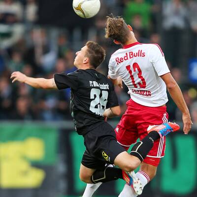 Die Tore zum 2:0-Erfolg machten aber Hunt, der bei einem Strafstoß an Adler scheiterte, beim zweiten Versuch kurze Zeit später aber traf, und Pedersen. Zlatko Junuzovic werkte dieses Mal im defensiven Mittelfeld. Die Hamburger traten übrigens noch ohne Neuerwerbung Van der Vaart (keine Spielerlaubnis) und ohne den noch verletzten Niederösterreicher Paul Scharner an.