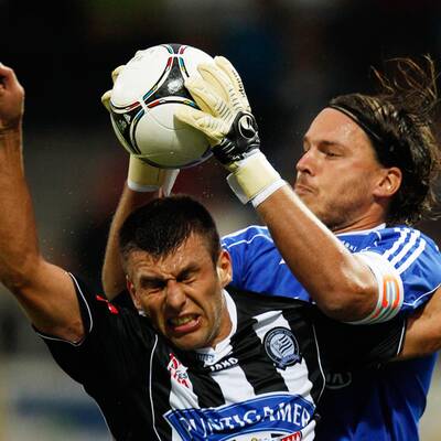 Die Tore zum 2:0-Erfolg machten aber Hunt, der bei einem Strafstoß an Adler scheiterte, beim zweiten Versuch kurze Zeit später aber traf, und Pedersen. Zlatko Junuzovic werkte dieses Mal im defensiven Mittelfeld. Die Hamburger traten übrigens noch ohne Neuerwerbung Van der Vaart (keine Spielerlaubnis) und ohne den noch verletzten Niederösterreicher Paul Scharner an.