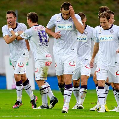 Die Tore zum 2:0-Erfolg machten aber Hunt, der bei einem Strafstoß an Adler scheiterte, beim zweiten Versuch kurze Zeit später aber traf, und Pedersen. Zlatko Junuzovic werkte dieses Mal im defensiven Mittelfeld. Die Hamburger traten übrigens noch ohne Neuerwerbung Van der Vaart (keine Spielerlaubnis) und ohne den noch verletzten Niederösterreicher Paul Scharner an.