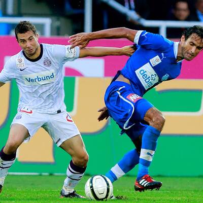 Die Tore zum 2:0-Erfolg machten aber Hunt, der bei einem Strafstoß an Adler scheiterte, beim zweiten Versuch kurze Zeit später aber traf, und Pedersen. Zlatko Junuzovic werkte dieses Mal im defensiven Mittelfeld. Die Hamburger traten übrigens noch ohne Neuerwerbung Van der Vaart (keine Spielerlaubnis) und ohne den noch verletzten Niederösterreicher Paul Scharner an.