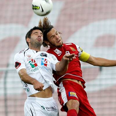 Die Tore zum 2:0-Erfolg machten aber Hunt, der bei einem Strafstoß an Adler scheiterte, beim zweiten Versuch kurze Zeit später aber traf, und Pedersen. Zlatko Junuzovic werkte dieses Mal im defensiven Mittelfeld. Die Hamburger traten übrigens noch ohne Neuerwerbung Van der Vaart (keine Spielerlaubnis) und ohne den noch verletzten Niederösterreicher Paul Scharner an.