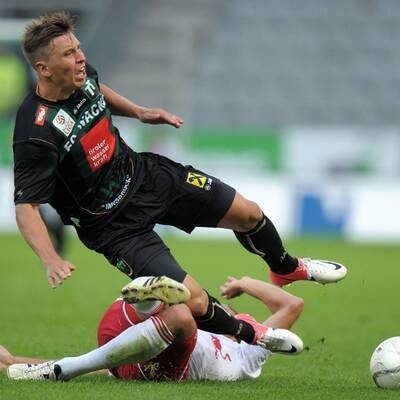 Die Tore zum 2:0-Erfolg machten aber Hunt, der bei einem Strafstoß an Adler scheiterte, beim zweiten Versuch kurze Zeit später aber traf, und Pedersen. Zlatko Junuzovic werkte dieses Mal im defensiven Mittelfeld. Die Hamburger traten übrigens noch ohne Neuerwerbung Van der Vaart (keine Spielerlaubnis) und ohne den noch verletzten Niederösterreicher Paul Scharner an.