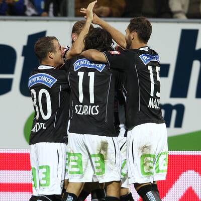 Die Tore zum 2:0-Erfolg machten aber Hunt, der bei einem Strafstoß an Adler scheiterte, beim zweiten Versuch kurze Zeit später aber traf, und Pedersen. Zlatko Junuzovic werkte dieses Mal im defensiven Mittelfeld. Die Hamburger traten übrigens noch ohne Neuerwerbung Van der Vaart (keine Spielerlaubnis) und ohne den noch verletzten Niederösterreicher Paul Scharner an.