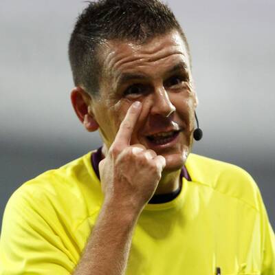 Die Tore zum 2:0-Erfolg machten aber Hunt, der bei einem Strafstoß an Adler scheiterte, beim zweiten Versuch kurze Zeit später aber traf, und Pedersen. Zlatko Junuzovic werkte dieses Mal im defensiven Mittelfeld. Die Hamburger traten übrigens noch ohne Neuerwerbung Van der Vaart (keine Spielerlaubnis) und ohne den noch verletzten Niederösterreicher Paul Scharner an.