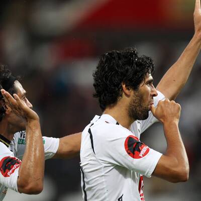 Die Tore zum 2:0-Erfolg machten aber Hunt, der bei einem Strafstoß an Adler scheiterte, beim zweiten Versuch kurze Zeit später aber traf, und Pedersen. Zlatko Junuzovic werkte dieses Mal im defensiven Mittelfeld. Die Hamburger traten übrigens noch ohne Neuerwerbung Van der Vaart (keine Spielerlaubnis) und ohne den noch verletzten Niederösterreicher Paul Scharner an.