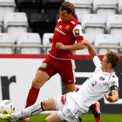 Die Tore zum 2:0-Erfolg machten aber Hunt, der bei einem Strafstoß an Adler scheiterte, beim zweiten Versuch kurze Zeit später aber traf, und Pedersen. Zlatko Junuzovic werkte dieses Mal im defensiven Mittelfeld. Die Hamburger traten übrigens noch ohne Neuerwerbung Van der Vaart (keine Spielerlaubnis) und ohne den noch verletzten Niederösterreicher Paul Scharner an.