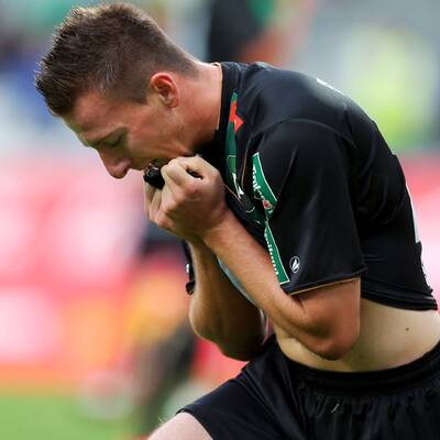 Die Tore zum 2:0-Erfolg machten aber Hunt, der bei einem Strafstoß an Adler scheiterte, beim zweiten Versuch kurze Zeit später aber traf, und Pedersen. Zlatko Junuzovic werkte dieses Mal im defensiven Mittelfeld. Die Hamburger traten übrigens noch ohne Neuerwerbung Van der Vaart (keine Spielerlaubnis) und ohne den noch verletzten Niederösterreicher Paul Scharner an.