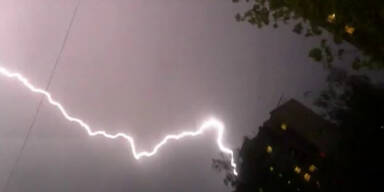 Hefitges Blitzgewitter zieht &uuml;ber Moskau