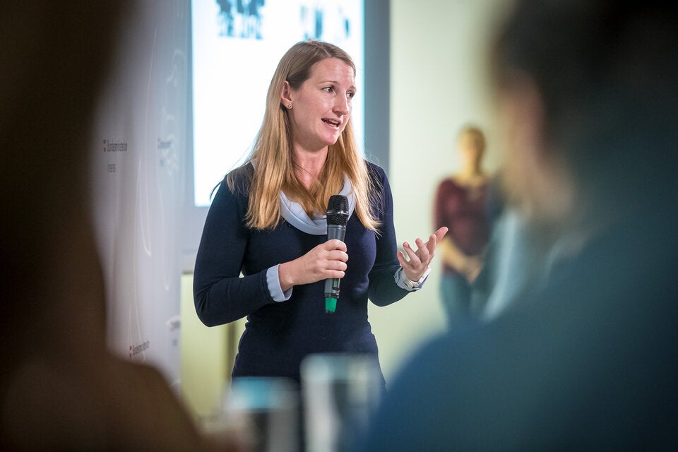 Sylvia Mayer hält einen Vortrag über richtige Führung im Innenministerium, bei einer Veranstaltung im Jahr 2020.