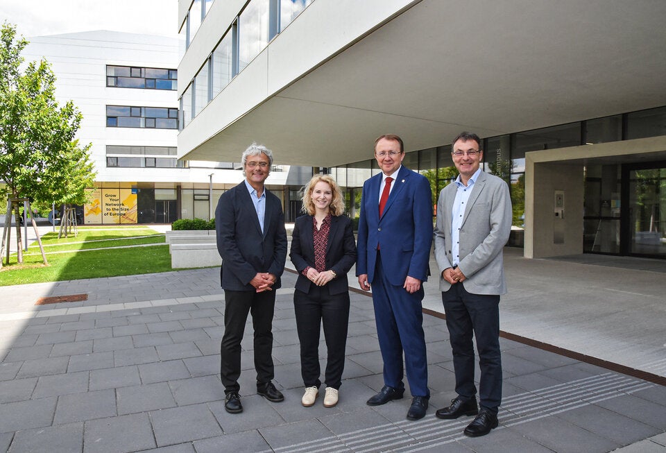 FH-Geschäftsführer Hannes Raffaseder, Bundesministerin Eva-Maria Holzleitner, Bürgermeister Matthias Stadler und FH-Geschäftsführer Johann Haag.