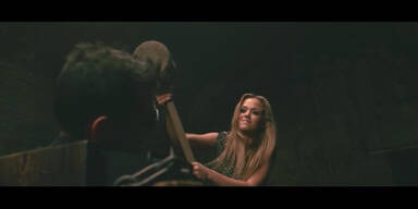 Kim Debkowski schl&auml;gt auf Rapper ein