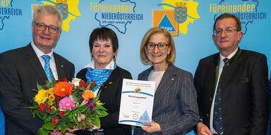 Andrea Nossek (3.v.l.) wurde von Vizepr&auml;sident Georg Jungmayer, Pr&auml;sident Christoph Kainz, Landeshauptfrau Johanna Mikl-Leitner, Vizepr&auml;sident Dieter Dorner und Vizepr&auml;sident Bernhard Heinreichsberger zur neuen Bezirksleiterin des Bezirks M&ouml;dling bestellt.&nbsp;