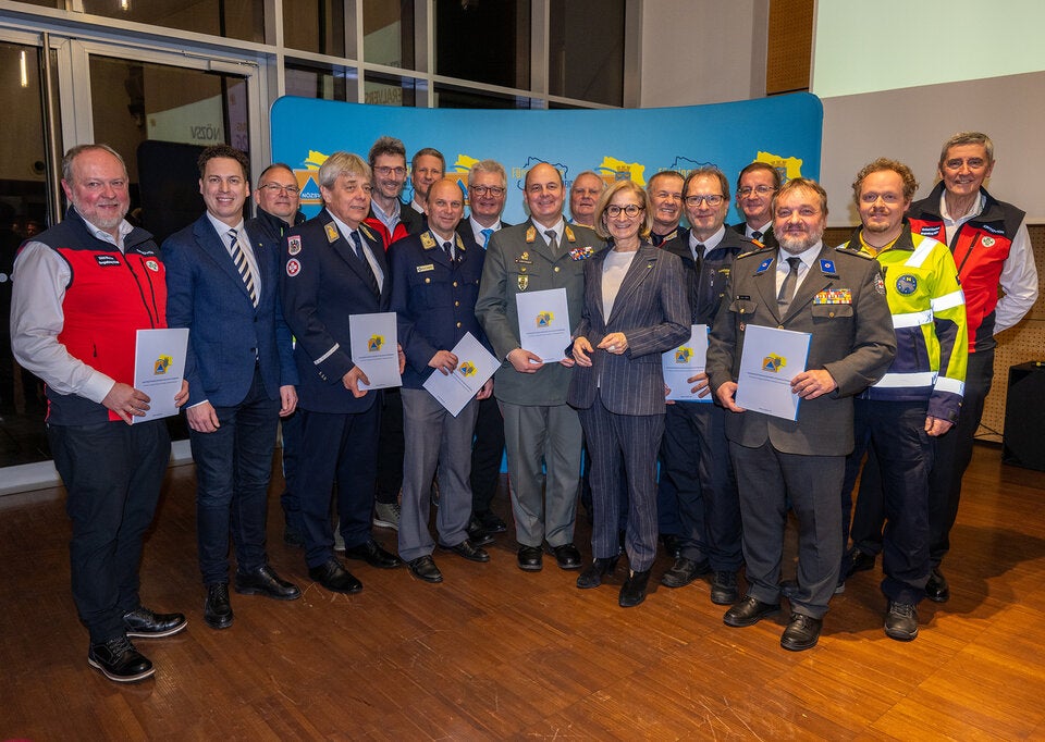 Ehrungen für starke Partnerschaft: NÖZSV-Präsident Christoph Kainz (8.v.l.) und Landeshauptfrau Johanna Mikl-Leitner mit den Vertretern der blau-gelben Sicherheitsfamilie. 
