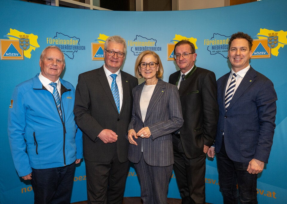 Neuwahl des Landesvorstandes des NÖ Zivilschutzverbandes: Vizepräsident Georg Jungmayer, Präsident Christoph Kainz, Landeshauptfrau Johanna Mikl-Leitner, Vizepräsident Dieter Dorner und Vizepräsident Bernhard Heinreichsberger. 