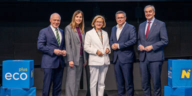 ecoplus Gesch&auml;ftsf&uuml;hrer Helmut Miernicki, Wirtschaftskammer N&Ouml; Direktor-Stellvertreterin Maria Gindl, Landeshauptfrau Johanna Mikl-Leitner, Pr&auml;sident des Verbandes der Bahnindustrie Christian Diewald und Wirtschaftskammer N&Ouml;-Vizepr&auml;sident Christian Moser (v.l.n.r.) beim Fachdialog &bdquo;Innovation auf Schiene&ldquo; im Haus der Digitalisierung.&nbsp;&nbsp;