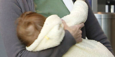 Baby-in-Arm-gehalten