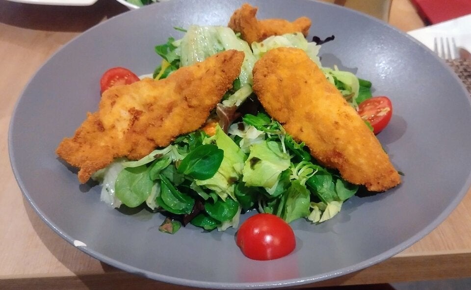Österreichischer Klassiker: Knuspriger Backhendlsalat.