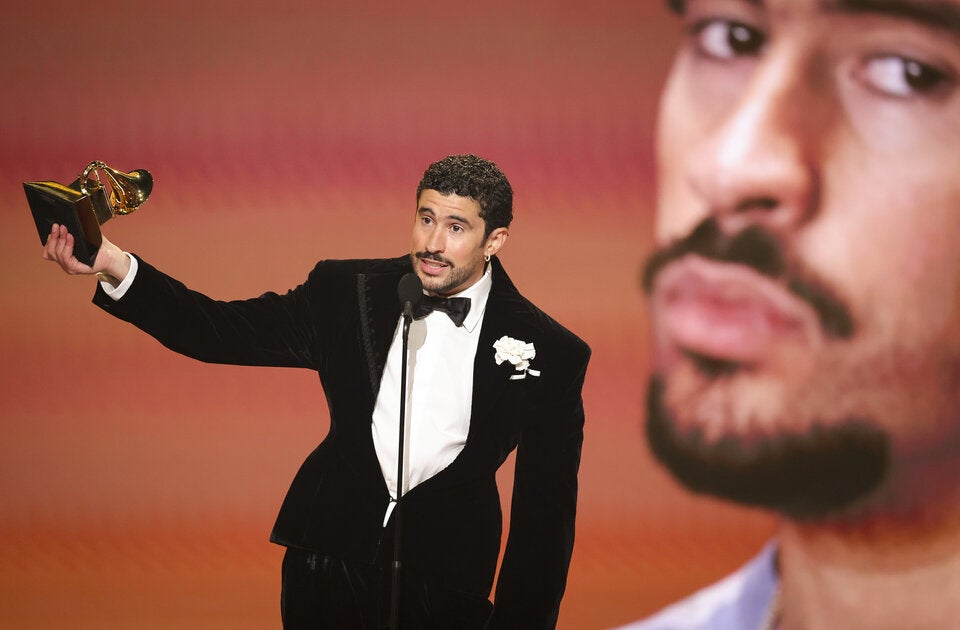 Nach Grammy-Triumph und vor Super Bowl: Bad Bunny stürmt die Charts