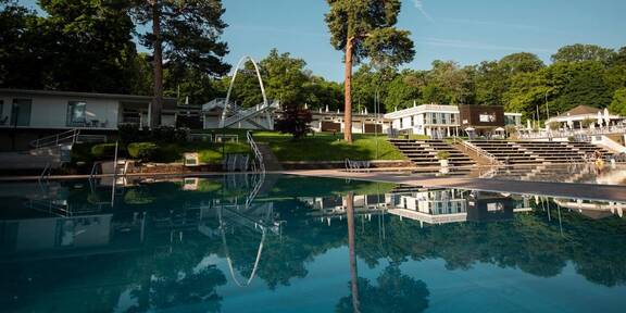 Saisonstart im Schönbrunner Bad bei kaiserlichen 24 Grad