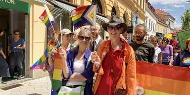 Pride-Sonderzug der Lokalbahn nach Baden