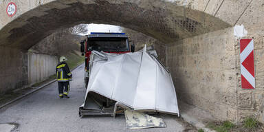 Baden: Hier kracht Klein-Lkw in Unterf&uuml;hrung
