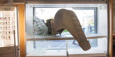 Diebe brachen mit Bagger bei Juwelier ein