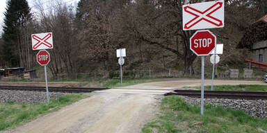 Pkw krachte auf Bahnübergang in Zug
