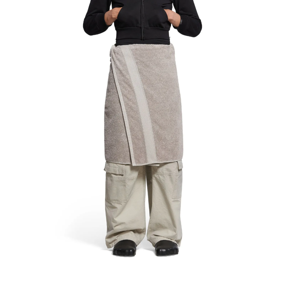 Balenciaga verkauft Handtuch-Rock um 700 Euro