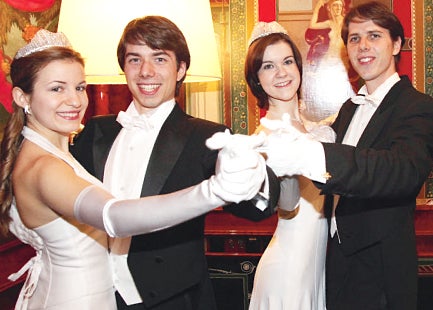 Erste Frau eröffnet Opernball