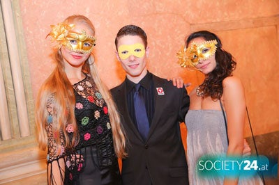 Ausgelassener Maskenball im Palais