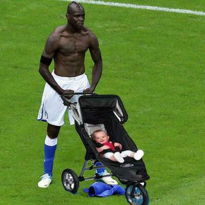 Balotelli-Posen sind der Renner im Internet