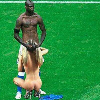 Balotelli-Posen sind der Renner im Internet