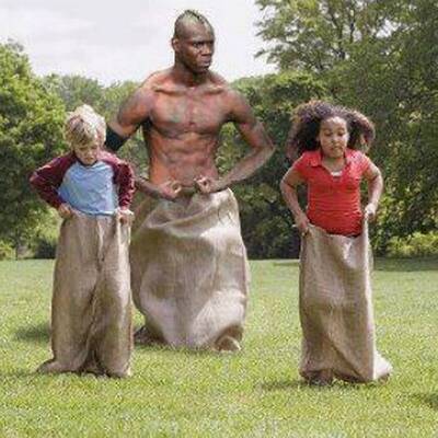 Balotelli-Posen sind der Renner im Internet