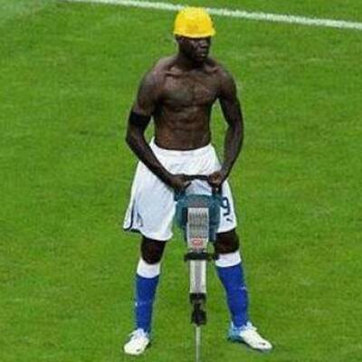 Balotelli-Posen sind der Renner im Internet