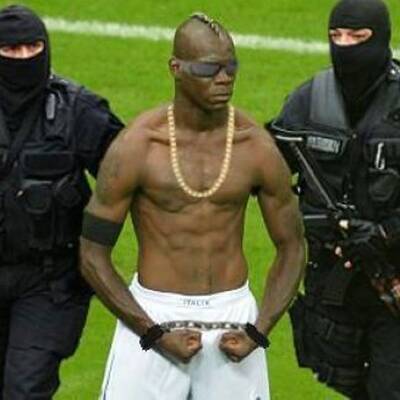 Balotelli-Posen sind der Renner im Internet