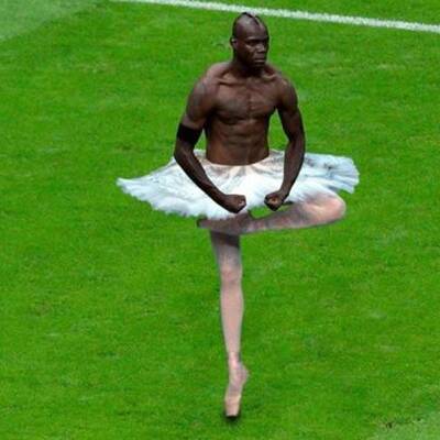 Balotelli-Posen sind der Renner im Internet